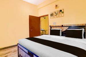 a bedroom with a large bed in a room at Super Hotel O Birsa Athletics Stadium Formerly De Anmol Suites in Nāmkom