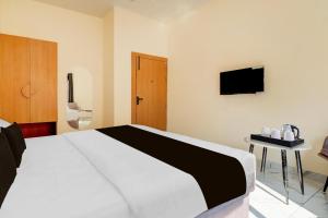 Postel nebo postele na pokoji v ubytování Super Townhouse Oak Army Aviation Base Jhansi + 23 fotografií