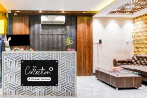 SaluaにあるSuper Collection O City Center New Town Kolkata Formerly Paradise Innのソファとテーブルのあるロビー