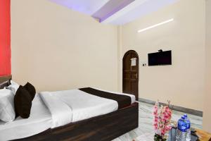 TV a/nebo společenská místnost v ubytování Super Hotel O NSCB International Airport Formerly Bougain Villa + 21 fotografií