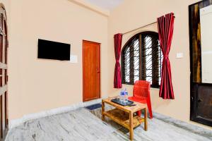 TV a/nebo společenská místnost v ubytování Super Hotel O NSCB International Airport Formerly Bougain Villa