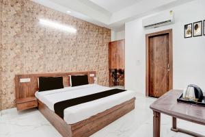 A bed or beds in a room at Collection O Palwal-Aligarh Crossway Formerly Hotel Kadamb