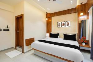 a bedroom with a large bed in a room at Super Townhouse GIDC Bol Sanand in Ahmedabad