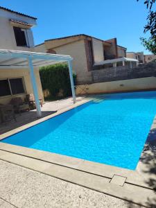 Bazén v ubytování Ramsis resort north coast Alexandria nebo v jeho okolí