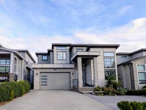 a large house with a garage at Cozy 2BR for Family & Private Parking & Near Mall in Langley