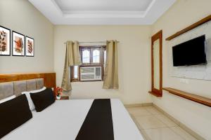 TV a/nebo společenská místnost v ubytování Super Townhouse Varanasi City Station Formerly S Kumar Inn