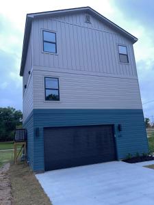 a garage building with a large garage door at Downtown New 3 Story Sleeps 14 in Baton Rouge +25 photos