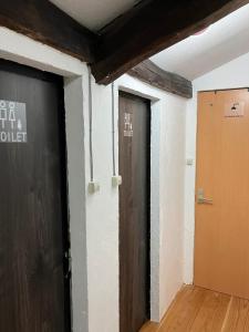 due porte in una stanza con pareti bianche e pavimenti in legno di Kokuwaan - Vacation STAY 69575v a Nagahama