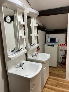 bagno con lavandino e 2 specchi di Kokuwaan - Vacation STAY 69575v a Nagahama