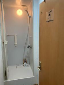 un bagno con doccia con porta in vetro di Kokuwaan - Vacation STAY 69575v a Nagahama