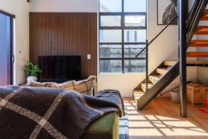 Μια τηλεόραση ή/και κέντρο ψυχαγωγίας στο Urban Loft Near Westfield Mall Walk Everywhere