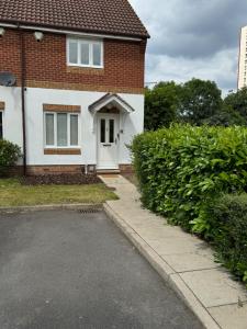una casa con una puerta blanca y una entrada en Your Twickenham Nest Near The Stadium, en Twickenham