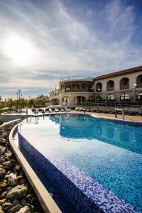 uma grande piscina em frente a um prédio em Panorama Kakheti Resort em Gurjaani