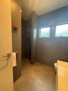 Koupelna v ubytování 1 Bedroom- Beach Retreat,Near Golf Course Yaroomba + 14 fotografií