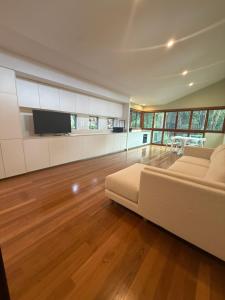 TV a/nebo společenská místnost v ubytování 1 Bedroom- Beach Retreat,Near Golf Course Yaroomba