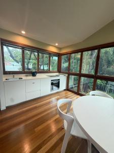 Kuchyň nebo kuchyňský kout v ubytování 1 Bedroom- Beach Retreat,Near Golf Course Yaroomba