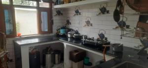 Kuchyň nebo kuchyňský kout v ubytování Kamla Tharu Home Stay