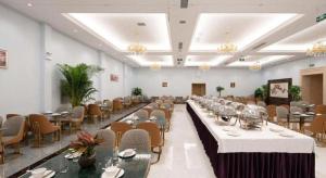 a large banquet hall with tables and chairs at Vienna Hotel Beijing Fangshan District Guangyangcheng Metro Station in Wangzhuang