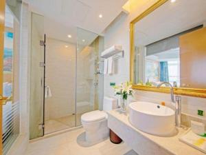 中山市にあるVienna Hotel Guangdong Zhongshan Ancient Town Haizhouの洗面台、トイレ、鏡のあるバスルーム +98枚の写真