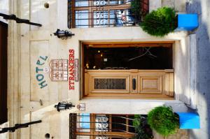 チャナッカレにあるHotel Des Etrangers - Special Categoryの木製の扉のある建物の頭上