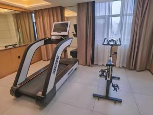 YechengにあるGreen Tree Inn Yecheng County Zero Kilometerのトレッドミルとコンピューターのある病室