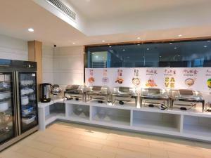 YechengにあるGreen Tree Inn Yecheng County Zero Kilometerのファストフードレストラン(椅子付きカウンターあり)