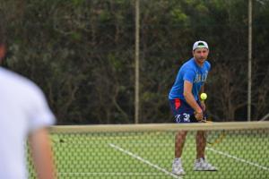 Tenis alebo squash v ubytovaní Suvaki Resort alebo jeho okolí