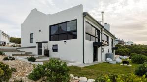 Bangunan di mana terletaknya rumah tamu ini