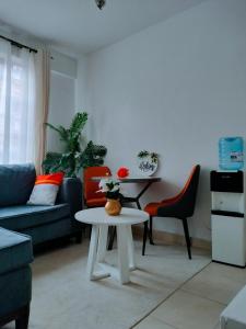 een woonkamer met een bank en een tafel bij Cutie homes -Trm drive in Nairobi
