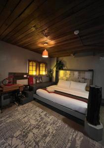 Un dormitorio con una cama grande y un escritorio. en Eliseos Bed & Kitchen, en San Juan