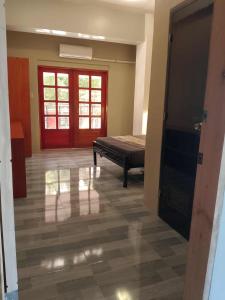 Un dormitorio con una cama y una puerta roja. en American Roadhouse Hotel and Restaurant, en Candijay