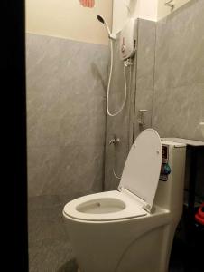 baño con aseo con tapa en American Roadhouse Hotel and Restaurant, en Candijay