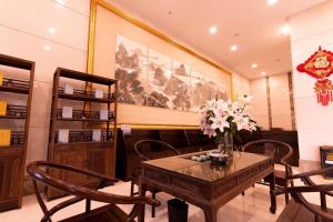 una sala da pranzo con un tavolo con sopra dei fiori di Bashan Hotel a Xiamen