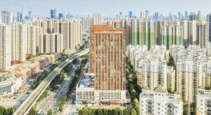 武漢市にあるLavande Hotel Wuhan Houhu Avenue Xingye Roadの高層ビルが立ち並ぶ都市の航空写真