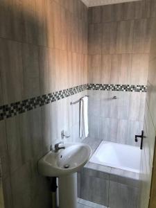 un baño con lavabo y bañera en Muhle Guesthouse, en Giyani
