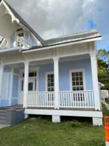 uma casa azul com um alpendre branco em Downtown Baton Rouge 7BR Haven em Baton Rouge