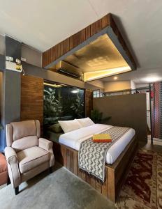 Un dormitorio con una cama grande y una silla. en Eliseos Bed & Kitchen, en San Juan 34 fotos más