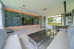 TV a/nebo společenská místnost v ubytování 融舍Villa 花蓮景觀包棟民宿