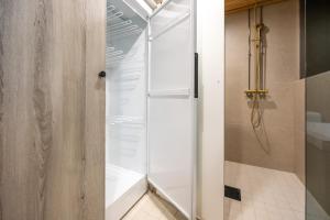 a glass door to a refrigerator in a bathroom at Villa QUU A, Superior 4BD detached Villa in Äkäslompolo +59 photos