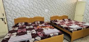 Ένα ή περισσότερα κρεβάτια σε δωμάτιο στο Murli manohar home stay