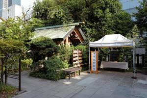 a garden with a pavilion with a bench and a tent at 位于新桥的2卧室公寓 in Tokyo