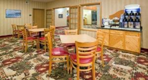 a restaurant with tables and chairs and a counter at Holiday Inn Express Munising-Lakeview Hotel By IHG in Munising