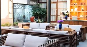 大理市にあるDali Four Seasons Hostelの白い椅子とテーブル、カウンター付きのレストラン