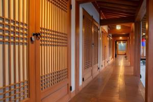全州市にあるNabijam Hanok Hotelの木の戸廊下