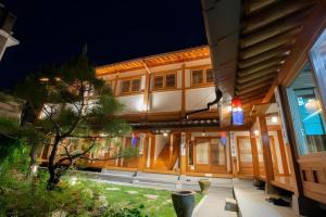 全州市にあるNabijam Hanok Hotelの大きな木造建築