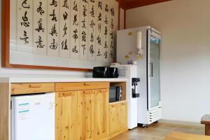 全州市にあるNabijam Hanok Hotelの冷蔵庫と電子レンジ付きのキッチン