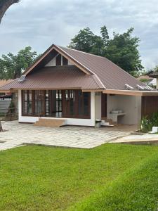 una casa pequeña con techo inclinado en De Hom Hotel Mae Hong Son, en Mae Hong Son 21 fotos más