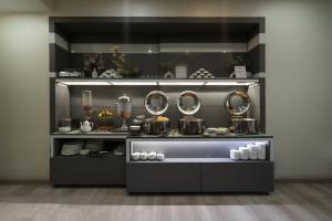 een keuken met een aanrecht met potten en pannen bij Hotel Grand FFOUR in New Delhi