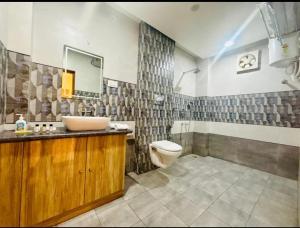 Ένα μπάνιο στο Hotel Rudra Residency