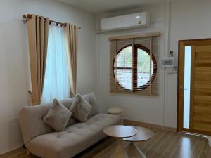 a living room with a couch and a table at เพชรไพลินรีสอร์ทสามร้อยยอด in Sathani Sam Roi Yot +18 photos